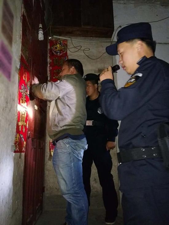 罗甸县粗心妈妈误将幼女锁家中 民警全城寻开锁师傅开门