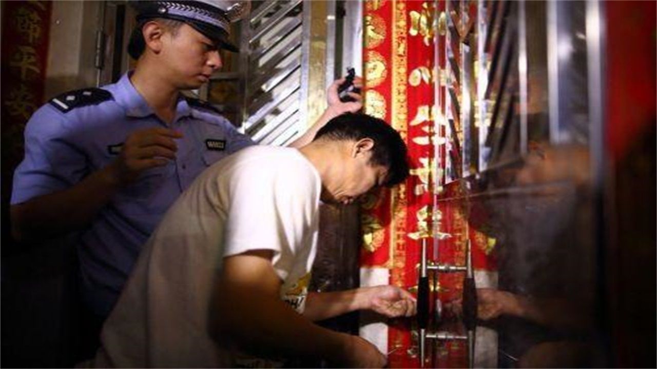 罗甸县请开锁师傅开了锁后，师傅为什么一般都不进门，就算主人请也不进去？